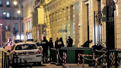 5 Armed Men Rob Ritz Hotel In Paris, Over $4 Million Worth Of Jewels Stolen
